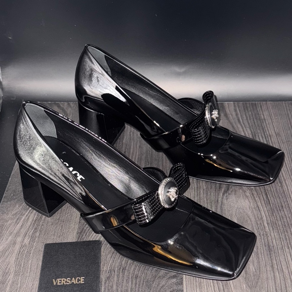 VERSACE 
Patent Leather Medusa Bow Mary
Jane Pump 38.5EU / 8.5US - Picture 2 of 15